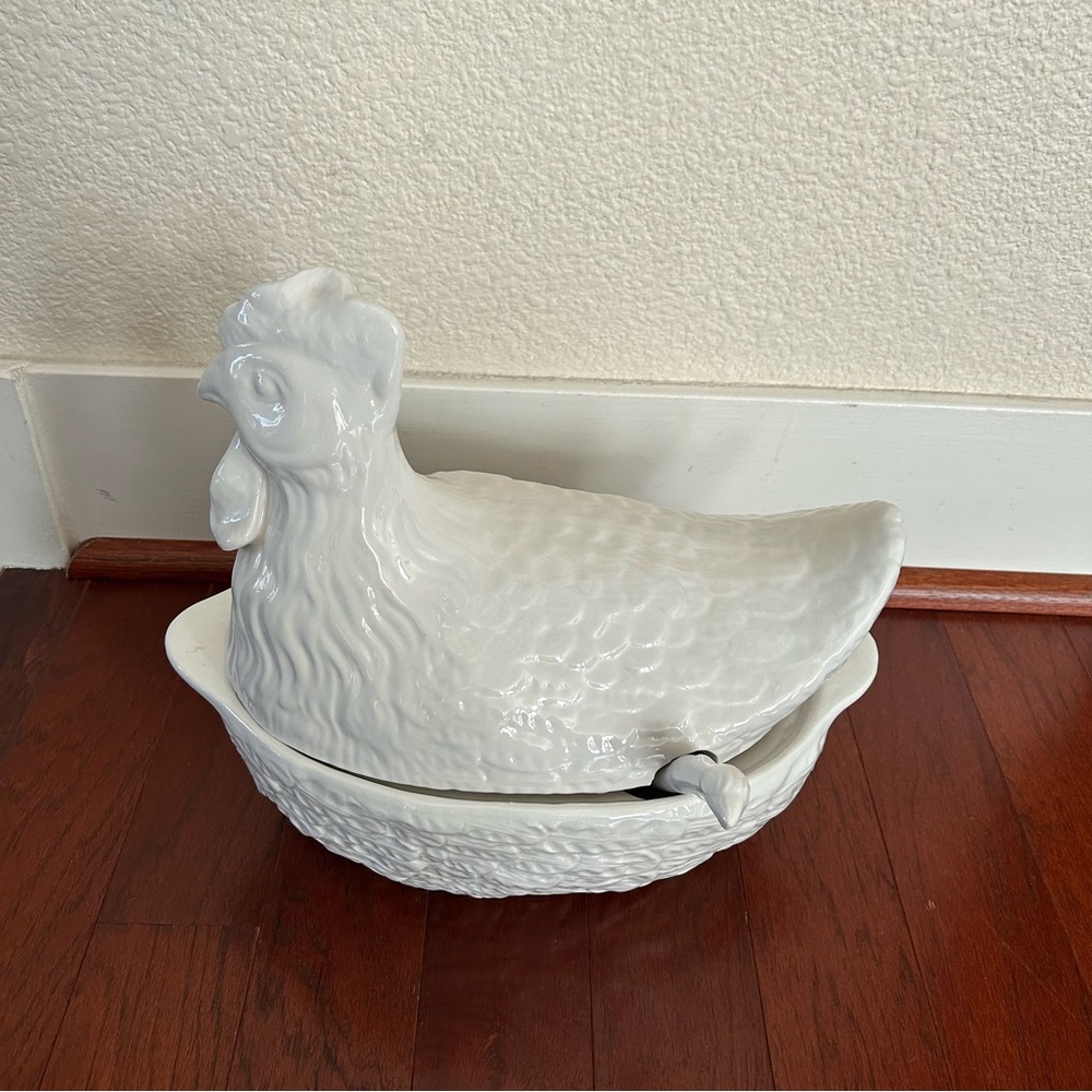 vintage white ceramic hen-on-nest soup tureen with a matching ladle - Picture 3 of 9